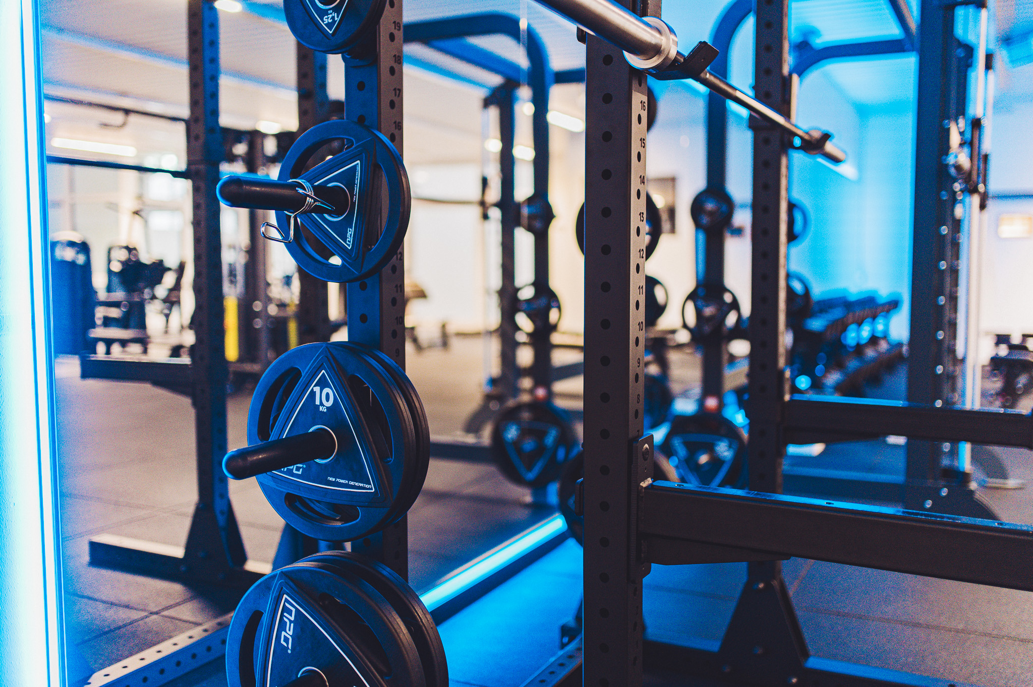 Freihantelbereich mit Langhantel und Gewichtsscheiben bei Blueline-Fitness Detmold-Pivitsheide