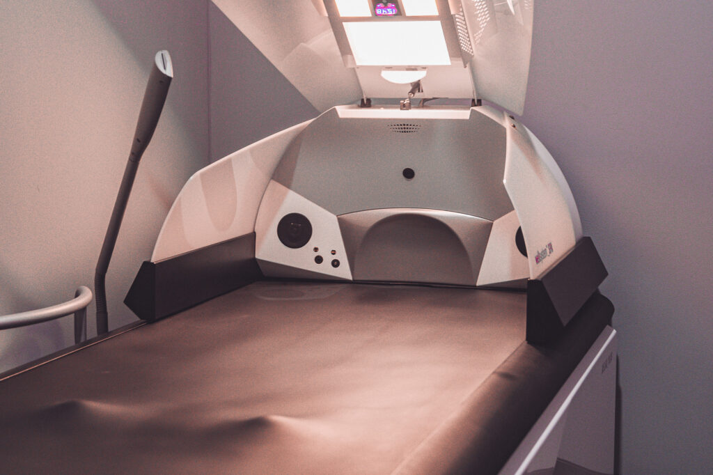 Blueline-Fitness Hydrojetmassage-Liege mit Spa-Haube