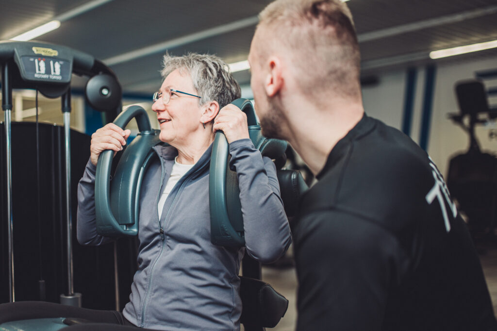 Eine Anamnese und eine Trainingsanalyse gehören zu jeder guten Planung. Damit wir die Ziele und Voraussetzungen genau kennen. Auf Wunsch erstellen wir einen maßgeschneiderten Trainingsplan und begleiten dich fachlich auf deinem Weg – egal ob du fitter werden, Muskulatur aufbauen oder gesundheitliche Ziele erreichen möchtest.