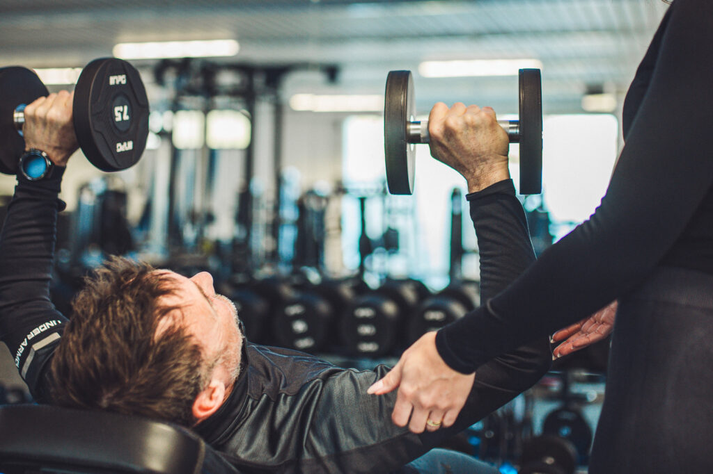 Dich erwarten moderne Kraftgeräte, ein übersichtlicher Freihantelbereich und ein leicht zu bedienender Trainingszirkel. Egal ob Einsteiger oder Fortgeschrittene – hier findest du die passende Ausstattung für jedes Trainingsniveau.